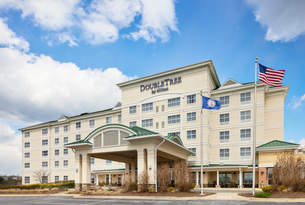 Blue Sky Hospitality Solutions Announces Reopening of DoubleTree, Houlihan’s, & Blue Ridge Shadow Golf Club in Front Royal, VA after a $7M Renovation